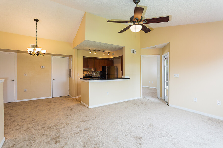 Building Photo - 421 Fountainhead Cir