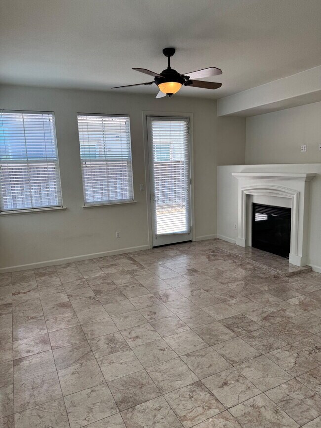 Building Photo - Beautiful 3 Bed, 2.5 Bath Green Valley Sin...