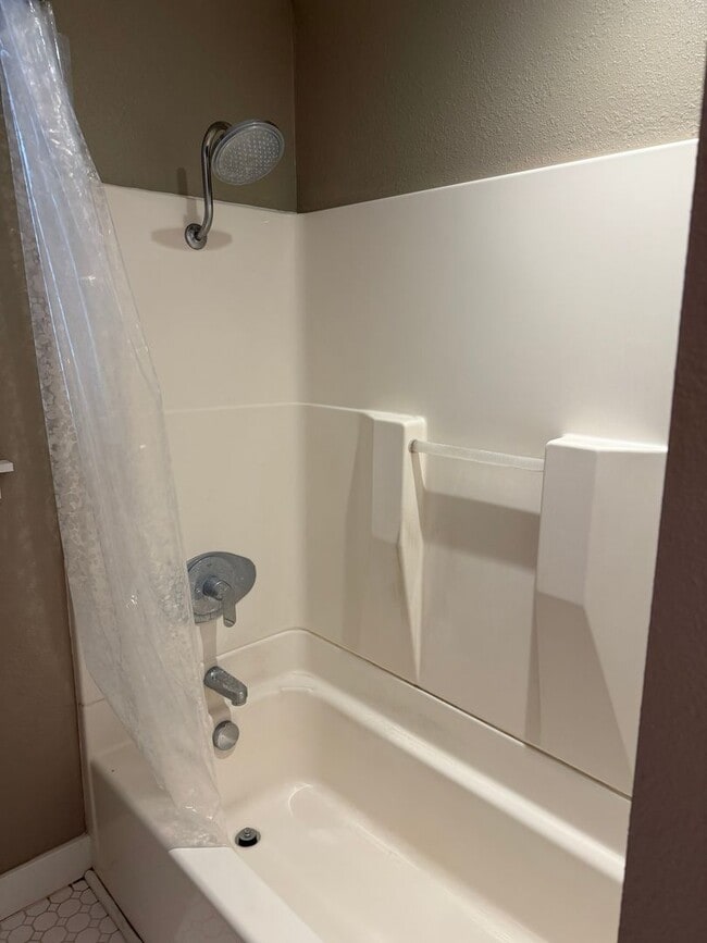 Building Photo - Rare Find with Main House and Fully Equipped ADU!