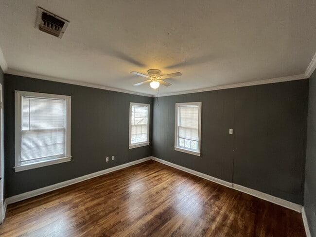 Building Photo - 2 Bed, Charm and All Bills Paid!