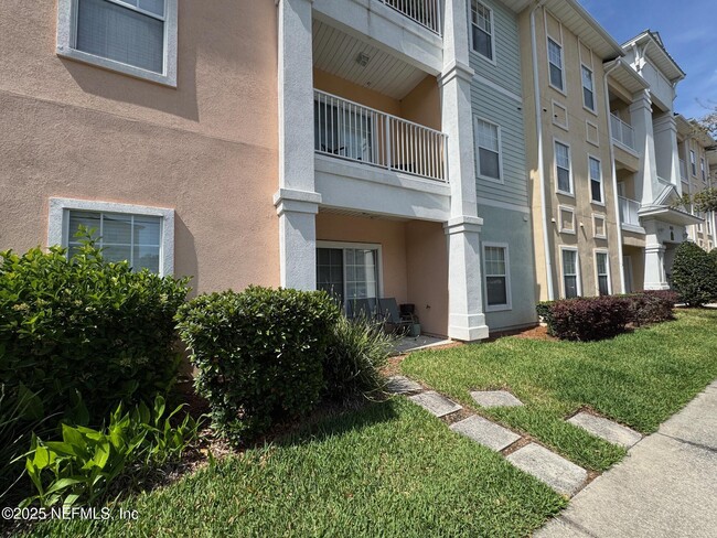 Building Photo - 8215 Green Parrot Rd