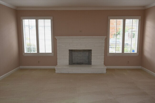 Building Photo - Prime Willow Glen, Just In Time for the Ho...