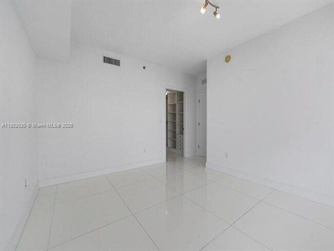Building Photo - 495 Brickell Ave