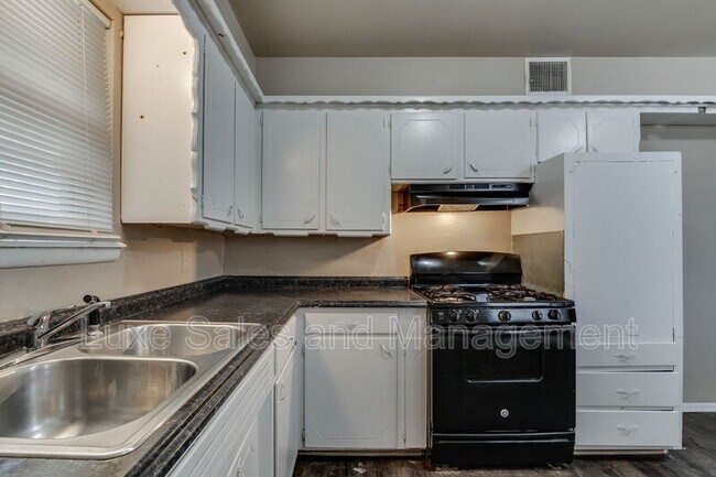 Building Photo - 3005 SW 52nd Pl