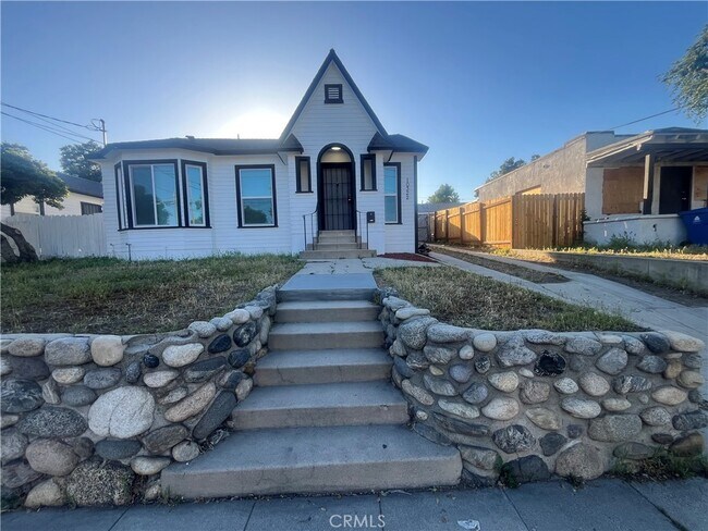 Primary Photo - 10322 Plainview Ave