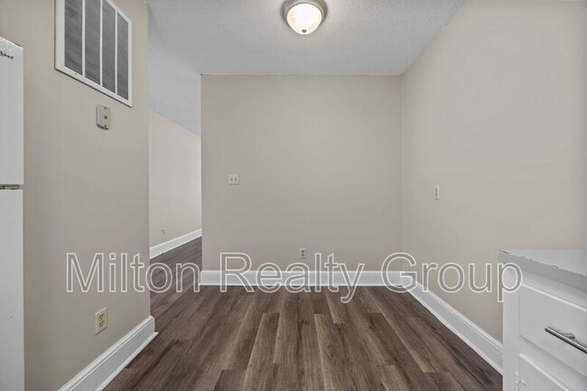 Building Photo - 204 McNeil St