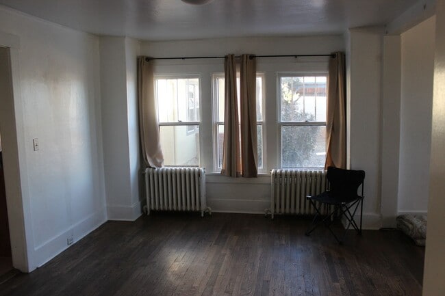 Building Photo - LARGE 3 bedroom in Old Broadmoor