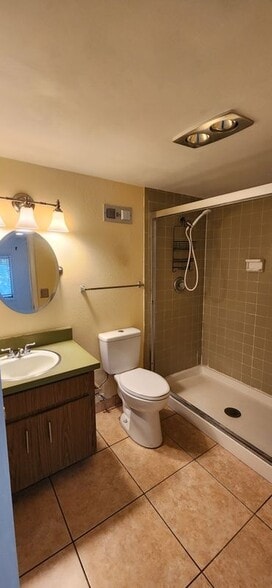 Building Photo - 223 Crown Oaks Way