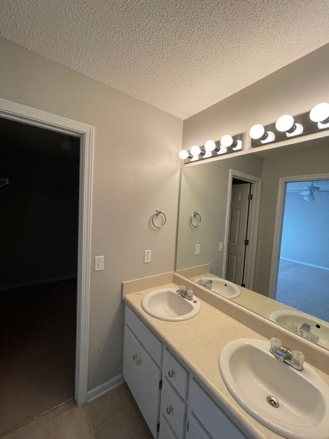 Building Photo - Dunwoody Subdivision
