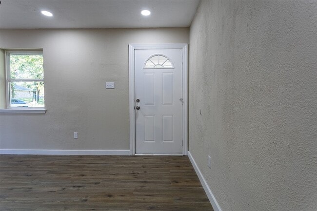 Building Photo - 840 Red Oak Ct