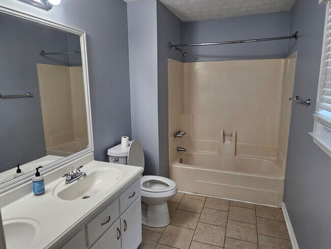 Building Photo - 3 bedroom 2 bath home with basement