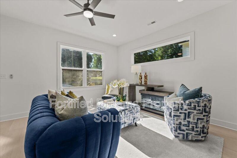 Building Photo - 210 S Carter St