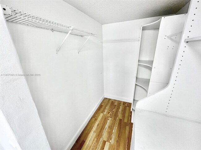 Building Photo - 351 Palm Way