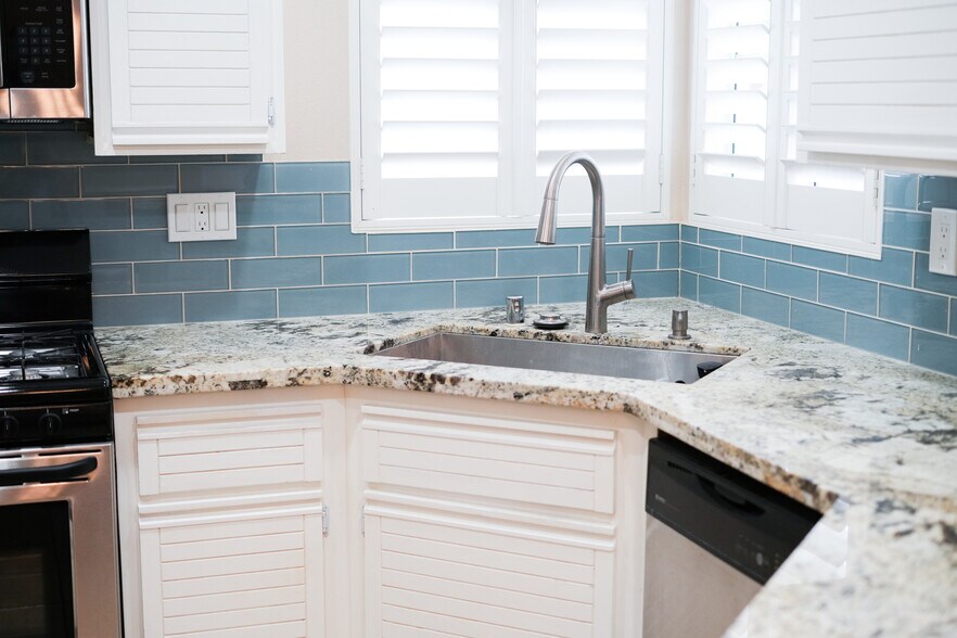 Building Photo - 8060 E Goldenrod Ln