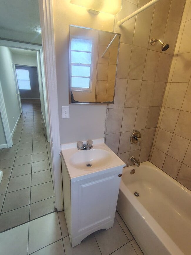 Building Photo - Fully Renovated 4/2 -Single Family  Availa...