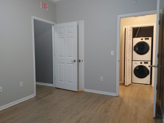 Building Photo - $1,550 | 2 Bedroom, 2 Bathroom Condo | No ...