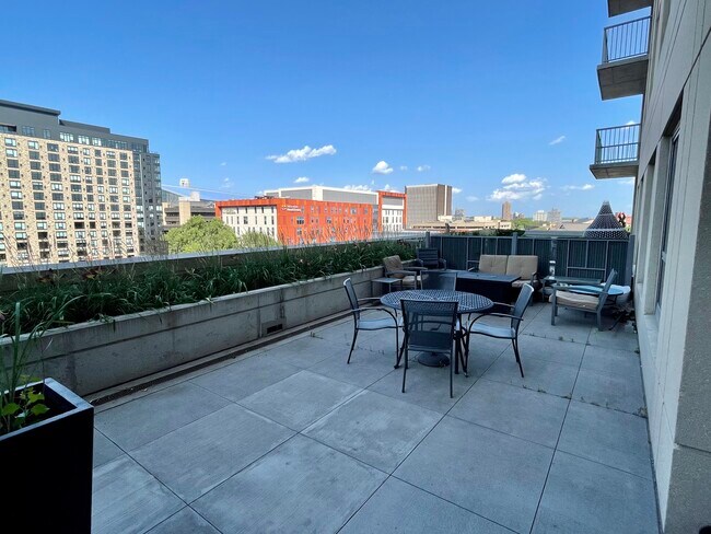 Building Photo - 929 Portland Ave