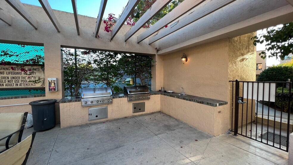 Building Photo - 3927 Nobel Dr