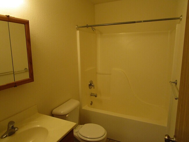 Building Photo - 707-707 Glenstone Dr