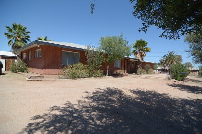 Building Photo - 6 Bedroom 3 Bath Home! Walking distance to University!