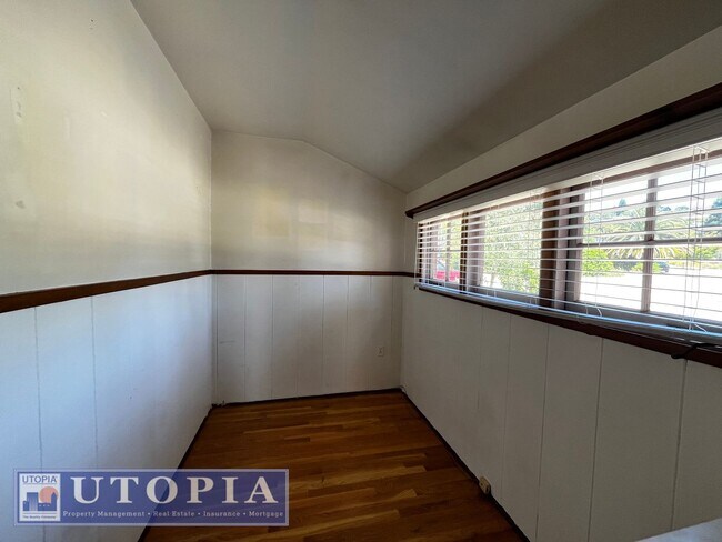 Building Photo - Charming 3 Bedroom, 1.5 Bathroom close to ...