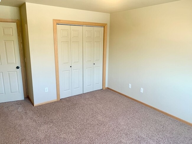 Building Photo - 2 Bedroom 1.5 Bathroom located in the Heights!