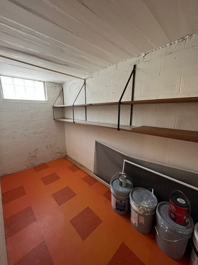 Building Photo - 3 Bedroom, 2 Bathroom Home With Garage Available for Pre-Lease!