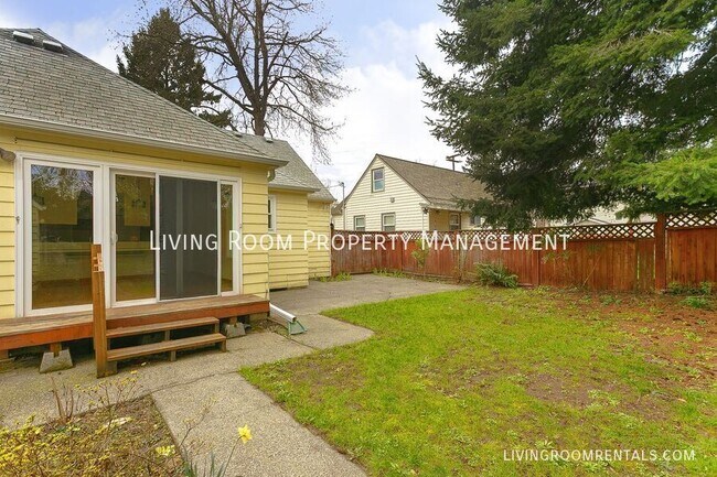 Building Photo - 3740 SE Tibbetts St