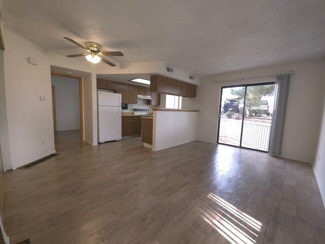 Building Photo - Ground floor condo, feels like home!