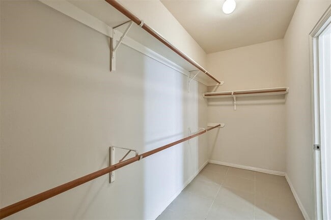 Building Photo - 911 Merlin Roost Ct