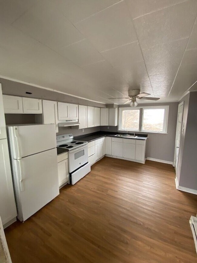 Building Photo - 3 bedroom 1 bathroom