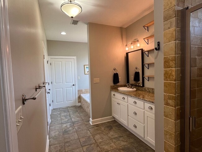 Building Photo - Beautiful 5 Bed 3 Bath Home! Fall 2026!