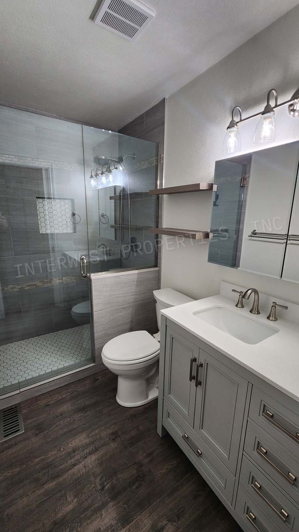 Building Photo - Remodeled 3 bedroom Ranch Style Milwaukie Home With SS Appliances, Fenced Backyard, Garage, & Ext...