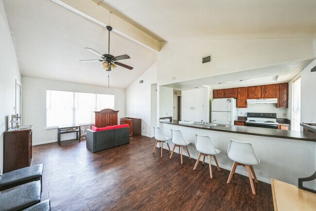 Building Photo - Charming 2BR Duplex in Austin