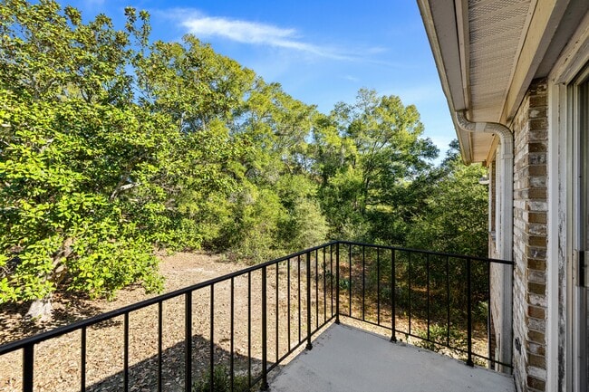 Building Photo - 115 Country Club Dr