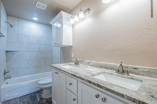 Building Photo - 1624 Highland Loop