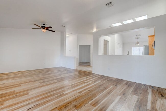 Building Photo - Beautiful 2 Bedroom Home Backing to Greenbelt