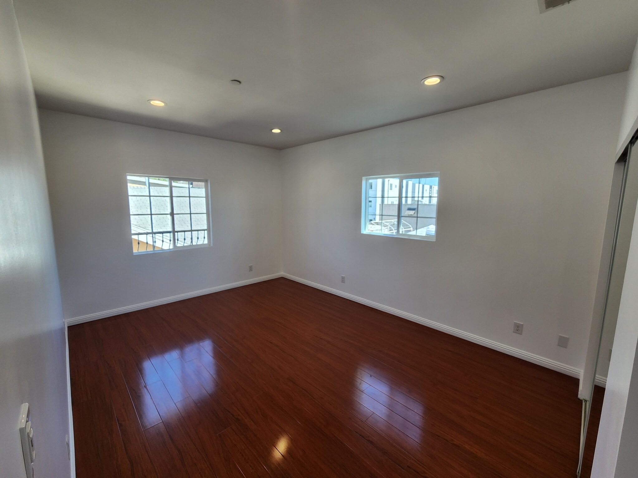 Building Photo - 1516 1/2 N Kingsley Dr