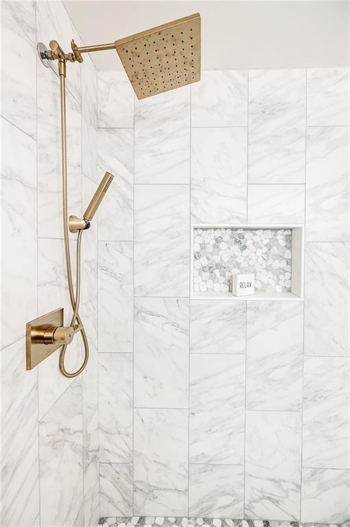 Building Photo - 5195 Hillcrest Glenn Dr