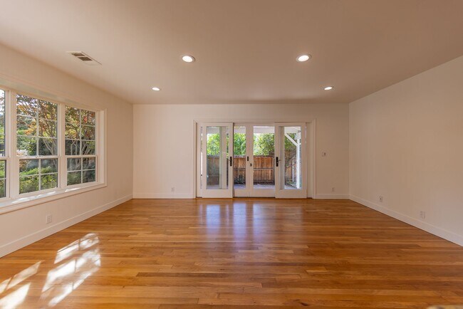 Building Photo - Ojai Terrace Pool Home