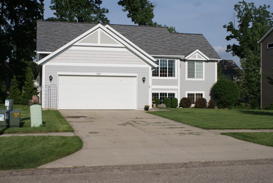 Building Photo - 11933 Maplegrove Dr