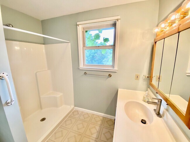 Building Photo - North Asheville - Renovated 1020's Charmer!