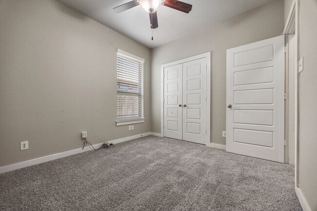 Building Photo - Beautiful 3 Bedroom Duplex Located in New ...