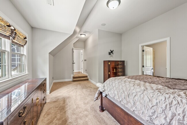 Building Photo - 405 Pondview Ct