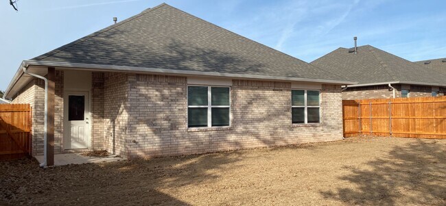 Building Photo - 4 Bedroom 2 Bathroom 2 Car Garage Home in Oakdale School District