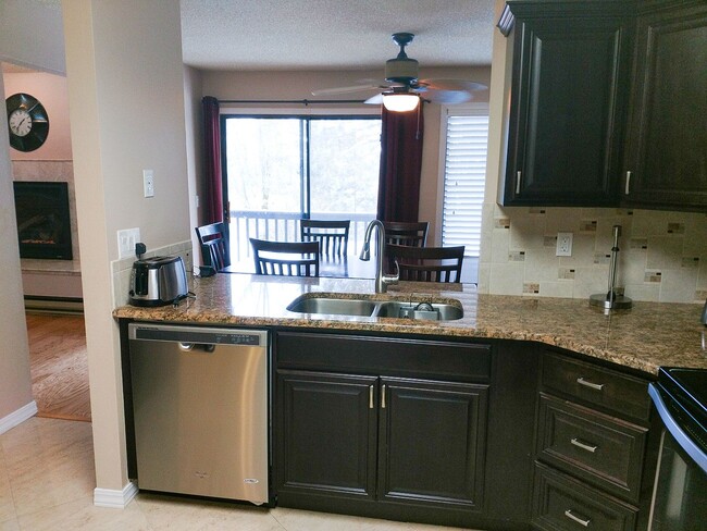 Building Photo - Large Furnished Townhome in Loch Haven Hills