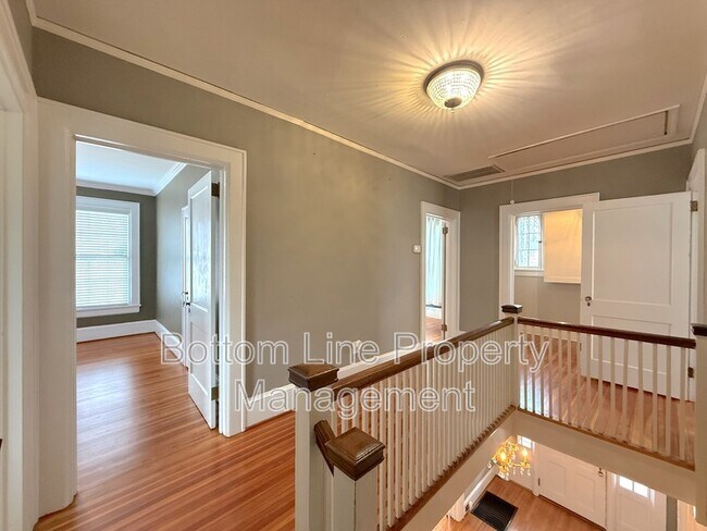 Building Photo - 613 S York St