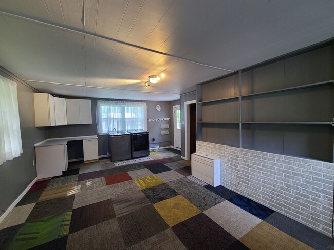 Building Photo - Three Bedroom, One Bath House in Benton Ha...