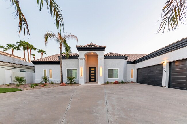 Building Photo - 1710 E Queen Palm Dr