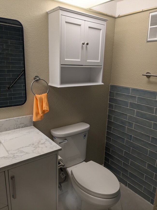 Building Photo - 4575 Cove Cir